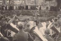 52.  Duits muziekkorps bij Villa Simpang aan de Burgemeester de Raadtsingel tijdens de tweede wereldoorlog in Dordrecht thumbnail