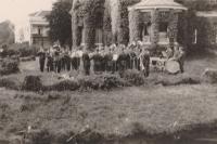 53.  Duits muziekkorps bij Villa Simpang aan de Burgemeester de Raadtsingel tijdens de tweede wereldoorlog in Dordrecht thumbnail