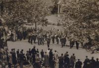 54.  Duits muziekkorps bij Villa Simpang aan de Burgemeester de Raadtsingel tijdens de tweede wereldoorlog in Dordrecht thumbnail