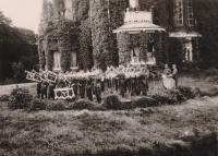 57.  Duits muziekkorps bij Villa Simpang aan de Burgemeester de Raadtsingel tijdens de tweede wereldoorlog in Dordrecht thumbnail