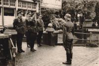 59.  Delegatie Duitse officieren bij Hotel Ponsen aan de Burgemeester de Raadtsingel tijdens de tweede wereldoorlog in Dordrecht thumbnail