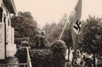 61.  Duitse militairen op het balkon van Hotel Ponsen aan de Burgemeester de Raadtsingel in juni 1940 thumbnail