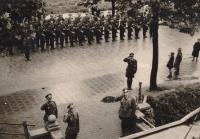 62.  Duitse officieren salueren voor het hijsen van de Duitse oorlogsvlag bij Hotel Ponsen aan de Burgemeester de Raadtsingel thumbnail