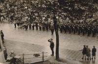 63.  Duitse officieren salueren voor het hijsen van de Duitse oorlogsvlag bij Hotel Ponsen aan de Burgemeester de Raadtsingel thumbnail