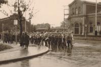 65.  Duits muziekkorps komt aangemarcheerd over de Burgemeester de Raadtsingel in juni 1940 tijdens een parade thumbnail
