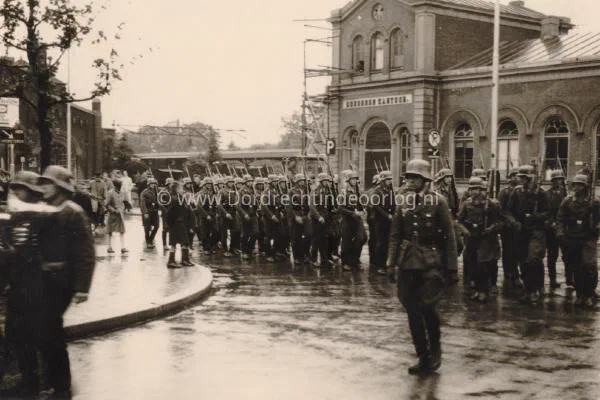 66.  Duitse erewacht komt aangemarcheerd over de Burgemeester de Raadtsingel image