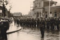 66.  Duitse erewacht komt aangemarcheerd over de Burgemeester de Raadtsingel thumbnail