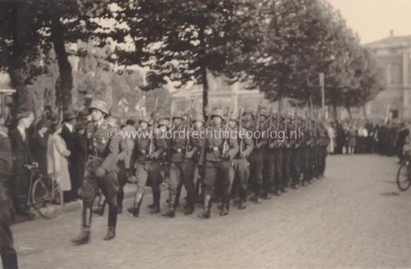 68.  Duitse troepen marcheren over de Stationsweg in Dordrecht image