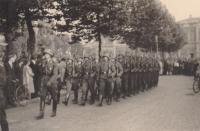 68.  Duitse troepen marcheren over de Stationsweg in Dordrecht thumbnail