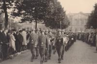 69.  Duitse troepen marcheren over de Stationsweg in Dordrecht thumbnail