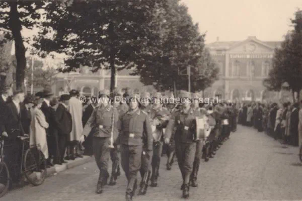 69.  Duitse troepen marcheren over de Stationsweg in Dordrecht image