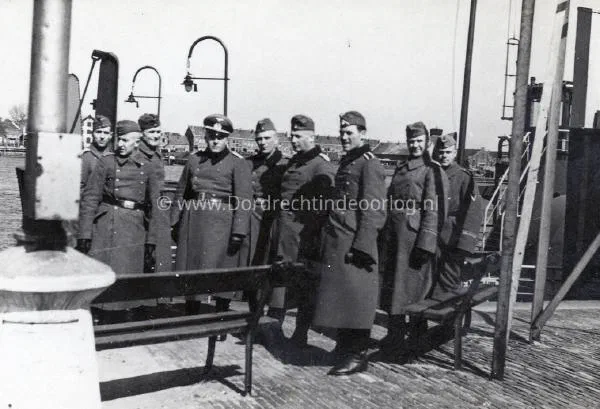  Duitse soldaten aan de Buiten Walevest in Dordrecht 19 image