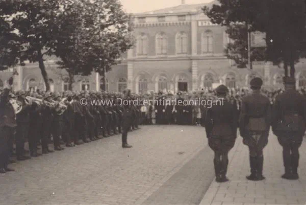 70.  Erewacht op de Stationsweg in Dordrecht image