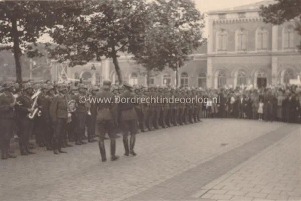 71.  Erewacht op de Stationsweg in Dordrecht image