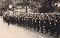 73.  Duitse troepen staan in de houding op de Stationsweg in juni 1940 tijdens een parade 398 thumbnail