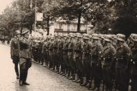 74.  Duitse troepen van de Luftwaffe worden geinspecteerd door twee officieren op de Stationsweg in juni 1940 tijdens de parade thumbnail