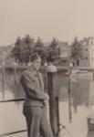 75.  Een Duitse militair van de Luftwaffe in de Nieuwe Haven in Dordrecht tijdens de tweede wereldoorlog  thumbnail