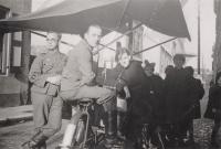 76.  Duitse militairen bij een bakfiets, op Godfried Schalckensingel in de richting van de Noordendijk  thumbnail