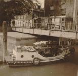 77.  Duitse militair op de brug bij het Maartensgat gezien vanuit de Korte Geldersekade in Dordrecht tijdens de tweede wereldoorlog thumbnail