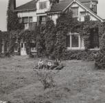 78.  Duitse militairen in het gras in de tuin van Villa Simpang in Dordrecht tijdens de tweede wereldoorlog thumbnail