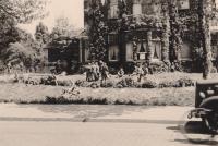 79.  Nederlandse krijgsgevangen militairen in de tuin van Villa Simpang aan de Burgemeester de Raadtsingel in juni 1940 thumbnail