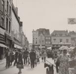 80.  Dordtse burgerij op het Scheffersplein in Dordrecht tijdens de tweede wereldoorlog thumbnail