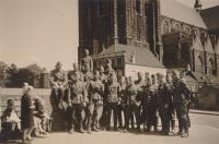 81.  Duitse militairen poseren bij de Grote Kerk ter hoogte van de Lange Geldersekade thumbnail