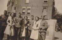 82.  Duitse militairen poseren voor een foto ter hoogte van de Lange Geldersekade thumbnail