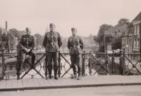 83.  Duitse militairen poseren voor een foto op de Nieuwbrug in Dordrecht  thumbnail