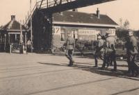 84.  Duitse militairen lopen over het spoor bij de voetgangersbrug tussen de Transvaalstraat en de Dubbeldamseweg in Krispijn thumbnail