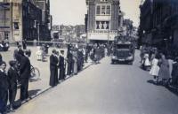 8.  Een Duitse vrachtwagen in de binnenstad in Dordrecht tijdens de oorlog thumbnail