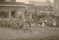 90. Duitse militairen in de voortuin van het CJMV gebouw aan de Burgemeester de Raadtsingel tijdens de Tweede Wereldoorlog thumbnail