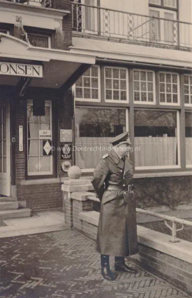 92. Een Duitse officier voor Hotel Ponsen aan de Burgemeester de Raadtsingel in Dordrecht tijdens de Tweede Wereldoorlog image