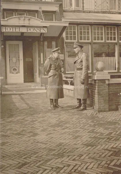 93. Duitse officieren van de Luftwaffe voor Hotel Ponsen aan de Burgemeester de Raadtsingel in Dordrecht tijdens de Tweede Wereldoorlog image