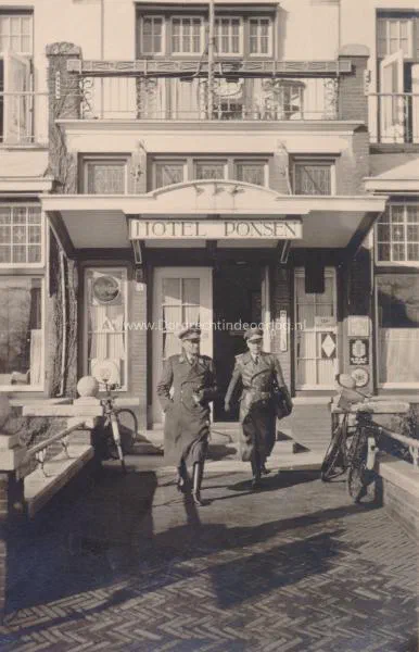 94. Duitse officieren van de Luftwaffe voor Hotel Ponsen aan de Burgemeester de Raadtsingel in Dordrecht tijdens de Tweede Wereldoorlog image