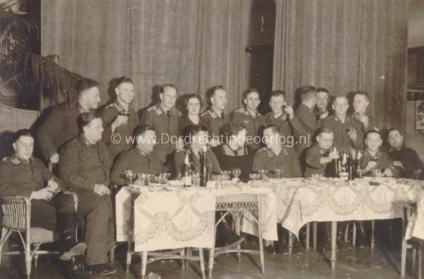 95. Duitse Luftwaffe militairen aan de Schnaps in Hotel Ponsen in Dordrecht tijdens de Tweede Wereldoorlog image