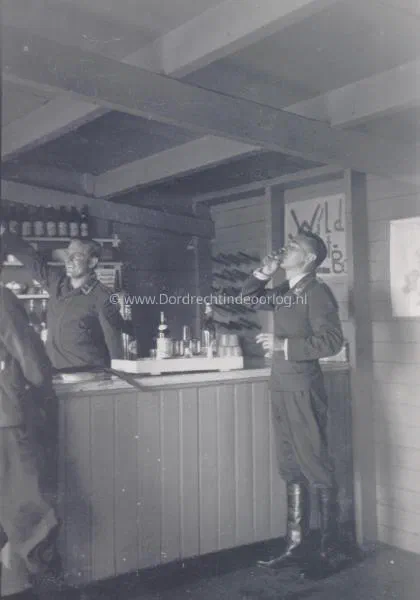 96. Duitse Luftwaffe militairen aan de Schnaps in Hotel Ponsen in Dordrecht tijdens de Tweede Wereldoorlog image