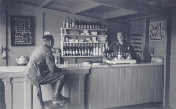 97. Duitse militairen in de bar van Hotel Ponsen aan de Burgemeester de Raadtsingel in Dordrecht tijdens de Tweede Wereldoorlog image
