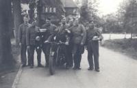 1. Nederlandse krijgsgevangenen bij het toenmalige huize Novia, (nu huis de Hooge Heul )in Dubbeldam Dordrecht thumbnail