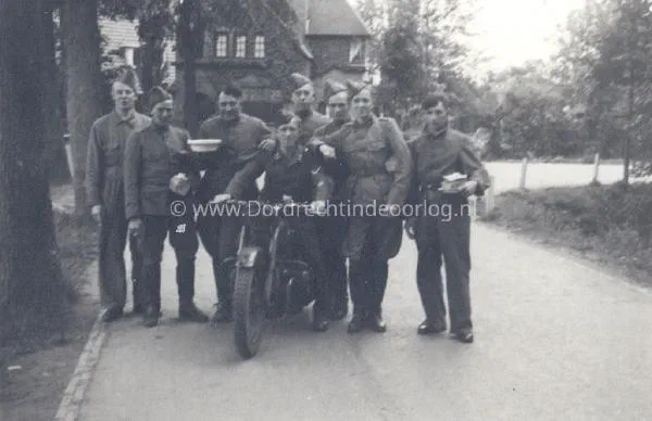 1. Nederlandse krijgsgevangenen bij het toenmalige huize Novia, (nu huis de Hooge Heul )in Dubbeldam Dordrecht image