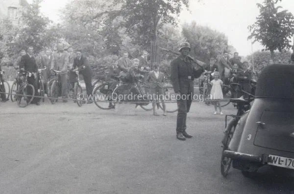 2. Duitse soldaat op wacht in de buurt van landgoed Dordtwijck in Dordrecht image