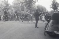 2. Duitse soldaat op wacht in de buurt van landgoed Dordtwijck in Dordrecht thumbnail