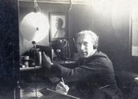 4. Burger luistert naar de radio in Dubbeldam tijdens oorlogstijd thumbnail