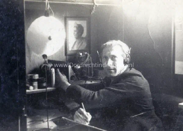 4. Burger luistert naar de radio in Dubbeldam tijdens oorlogstijd image