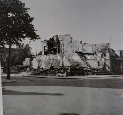 13. Oorlogsschade aan de hoek Toulonselaan en de La Reystraat in Dordrecht. image