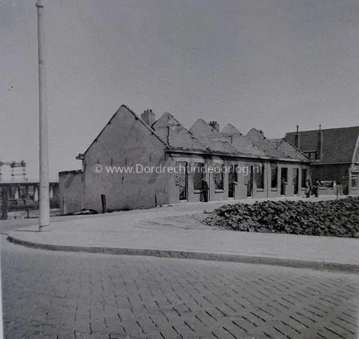 14. Oorlogsschade aan de huizen in aanbouw op de Weeskinderendijk 55-65 in Dordrecht. image