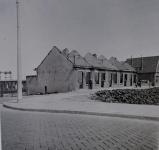 14. Oorlogsschade aan de huizen in aanbouw op de Weeskinderendijk 55-65 in Dordrecht. thumbnail