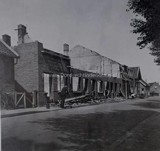 22. Oorlogsschade aan de Zuidendijk nummer 51 in Dordrecht. image