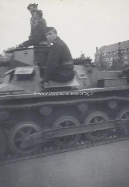 2. Een Duitse panzer op het van Baerleplantsoen in Dordrecht. image