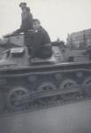2. Een Duitse panzer op het van Baerleplantsoen in Dordrecht. thumbnail